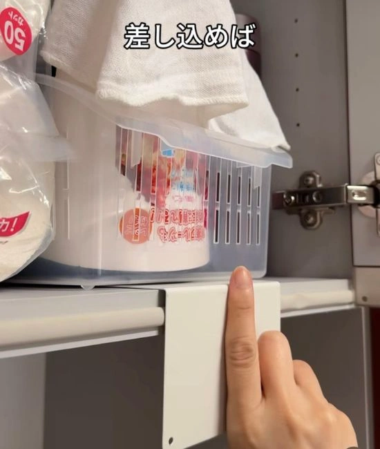 キッチンの戸棚に差し込む様子