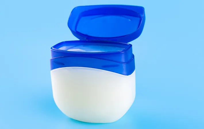 7．落ちにくいポイントメイクには『ワセリン』