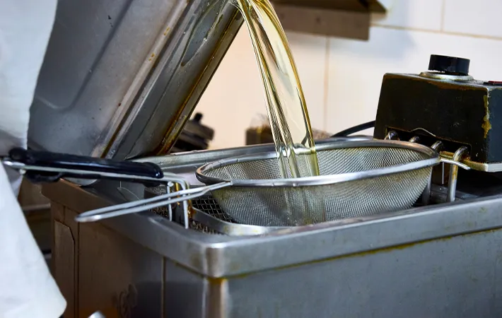 1．油は必ず冷ましてから容器に入れる