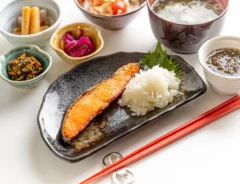 鮭を冷凍保存する時のポイントは？日持ち期間や解凍方法も解説