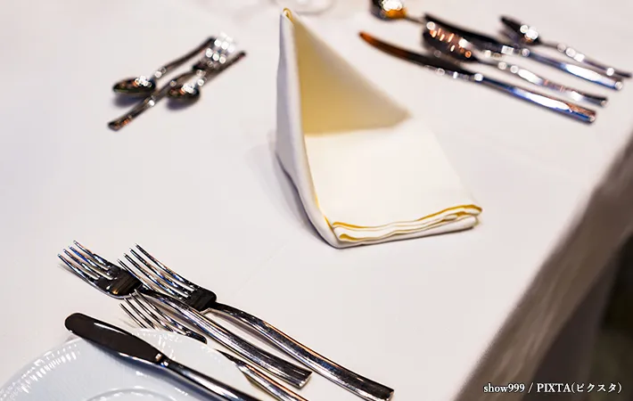 白い無地のテーブルクロス