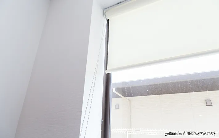 白い無地のロールスクリーン