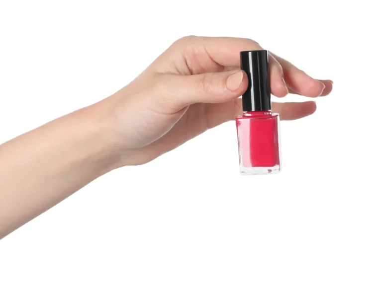 マニキュアの捨て方は?固まった場合そのまま捨てない方法、捨て時を解説