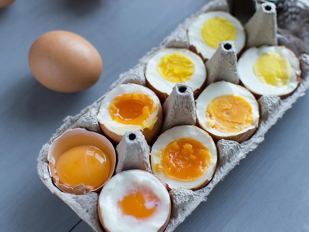 ゆで卵と生卵の見分け方は？新鮮な卵の見分け方や賞味期限も解説