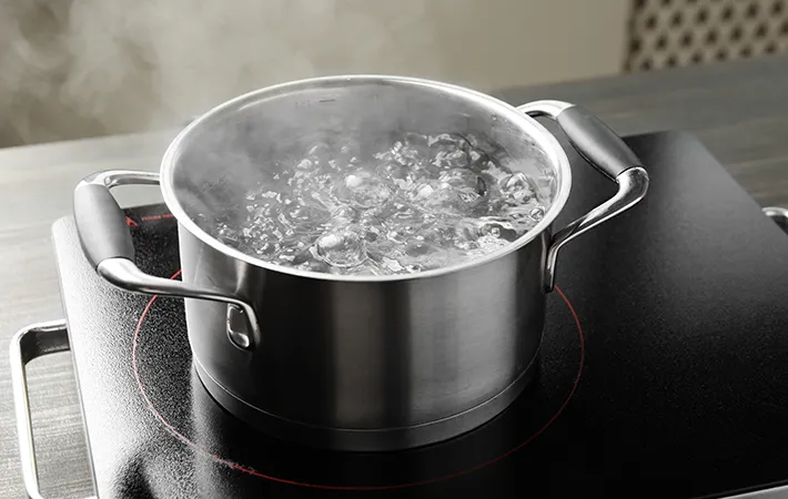 せいろの底が水に触れないようにする