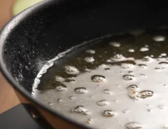 大量の油の捨て方は？家庭でできる3つの処分方法と注意点を解説