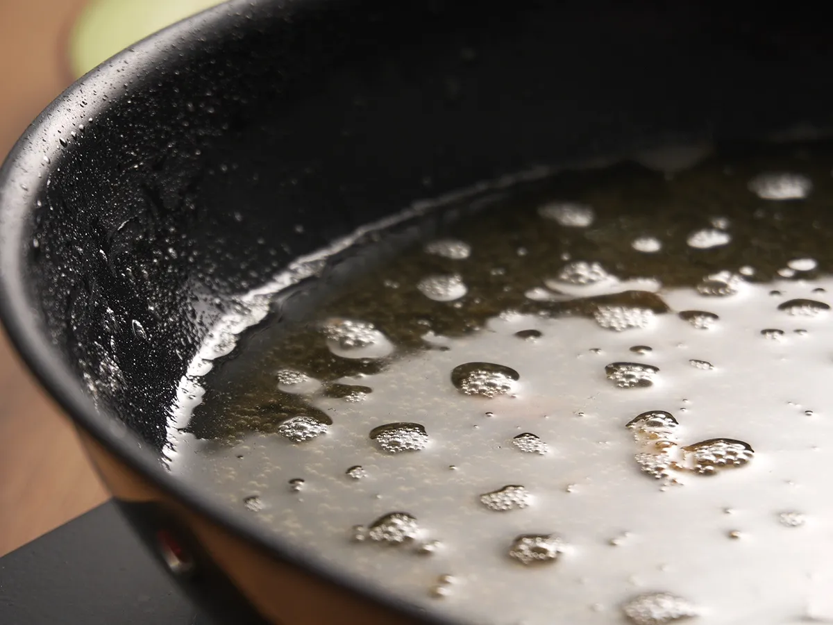 大量の油の捨て方は？家庭でできる3つの処分方法と注意点を解説