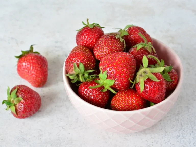 おいしいイチゴの見分け方！イチゴの旬や保存方法も解説