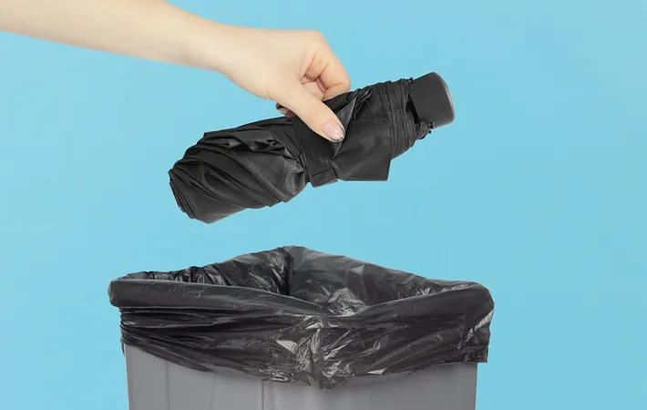 傘のポイ捨ては『不法投棄』になる可能性がある