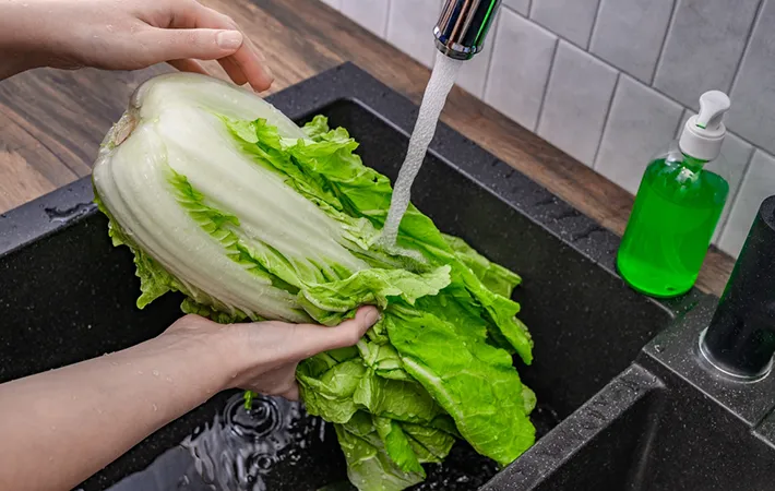 丸ごとの白菜を洗う場合