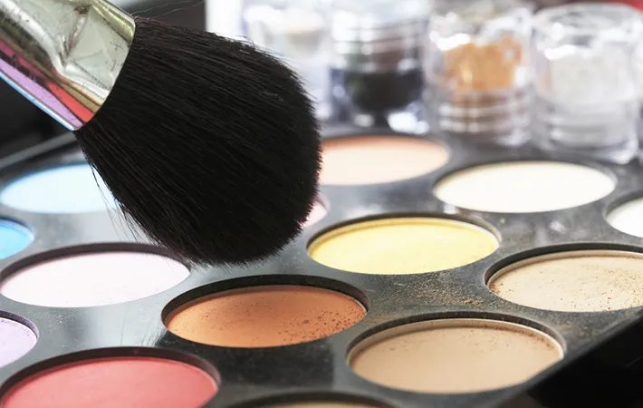 使わなくなった化粧品を捨てずに再利用する方法