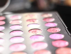 化粧品の捨て方は？種類別のポイントや再利用の方法もご紹介