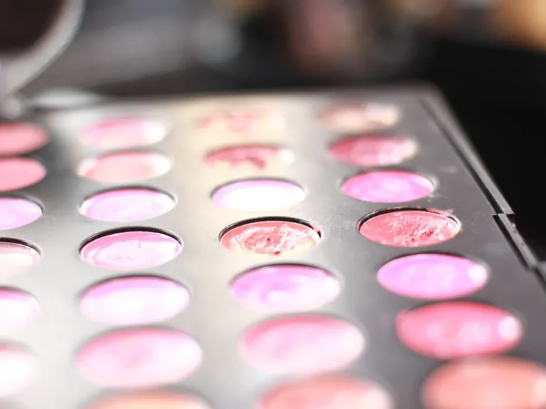 化粧品の捨て方は?種類別のポイントや再利用の方法もご紹介