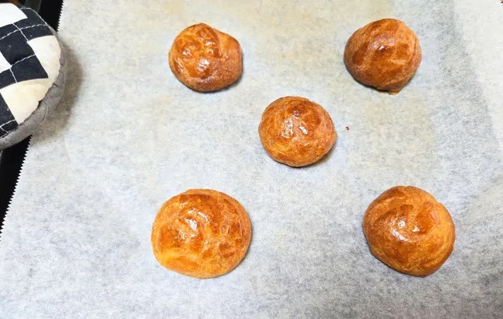 『ホットケーキミックスでシュークリーム』を作る写真（撮影：キジカク）