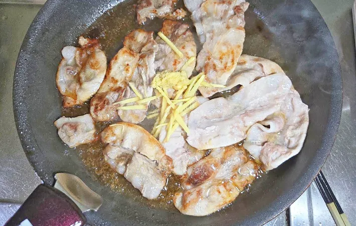 『カンタン酢で豚肉のしょうが焼き』を作る写真（撮影：キジカク）