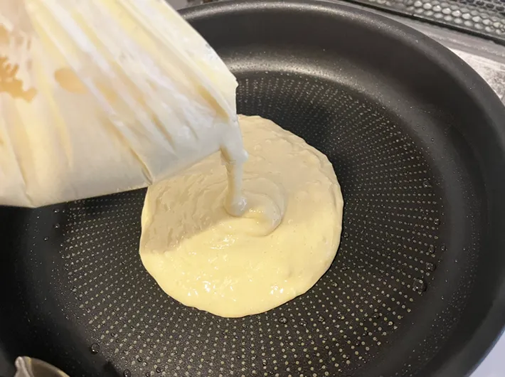 焼いている生地の写真（撮影：grape編集部）