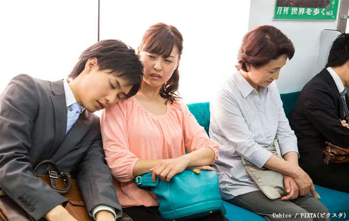 電車で居眠りする人の写真