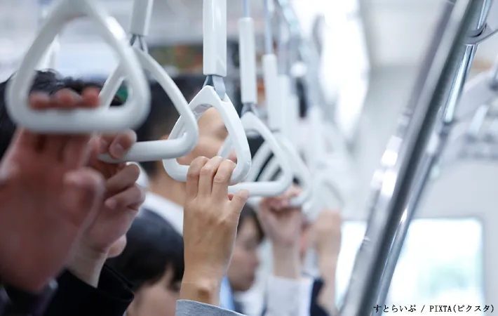 電車内で立っている人のイメージ