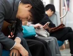 電車で居眠りのイメージ写真