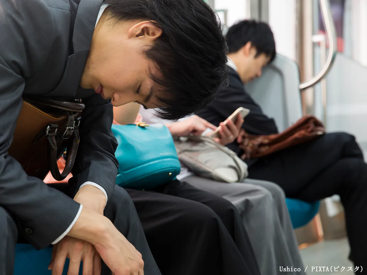 電車で居眠りのイメージ写真