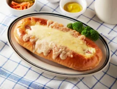 『まるごとソーセージのチーズドッグ』の画像