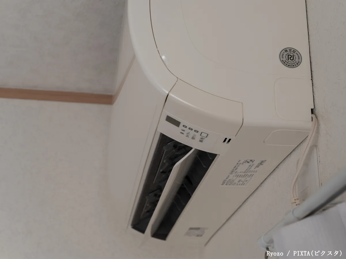 寒い部屋と暖房のイメージ写真