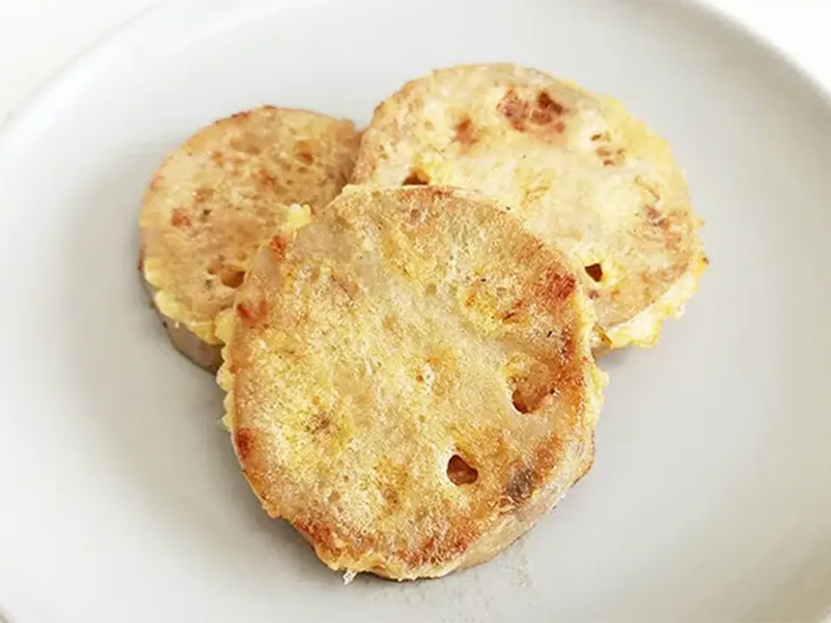 れんこんのみそ詰め焼きの写真（撮影：デジタル・コンテンツ・パブリッシング）