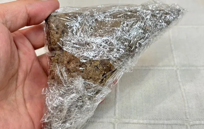 『三角チョコパイを凍らせる』写真（撮影：キジカク）