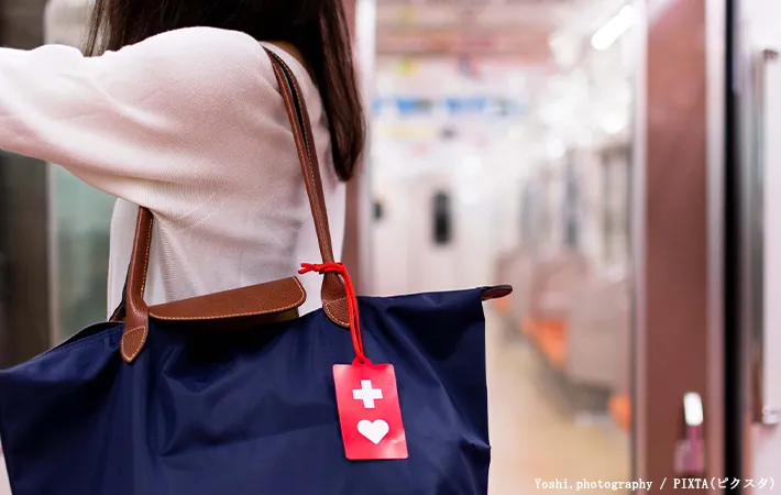 ヘルプマークを付けた女性の写真