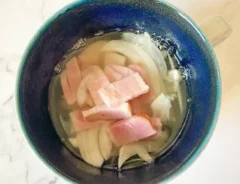 『食パンで作るオニオングラタンスープ』の作り方の画像（撮影：エニママ）