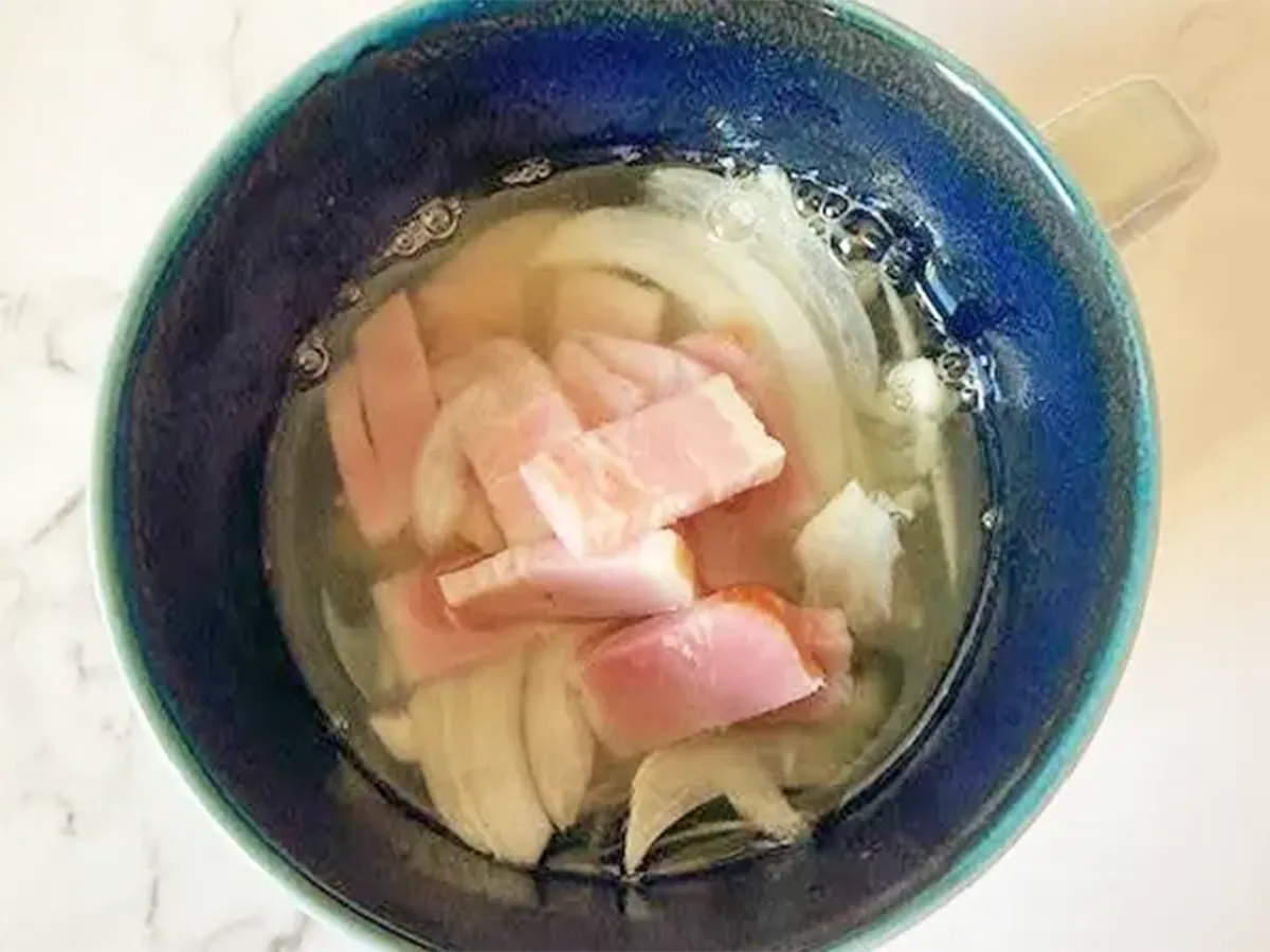 『食パンで作るオニオングラタンスープ』の作り方の画像(撮影:エニママ)