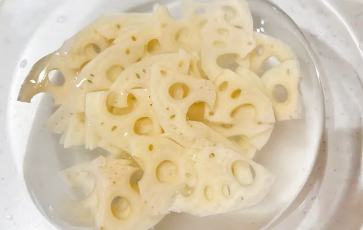 『レンコンと枝豆のサラダ』を作る写真（撮影：エニママ）