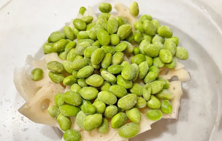 『レンコンと枝豆のサラダ』を作る写真（撮影：エニママ）