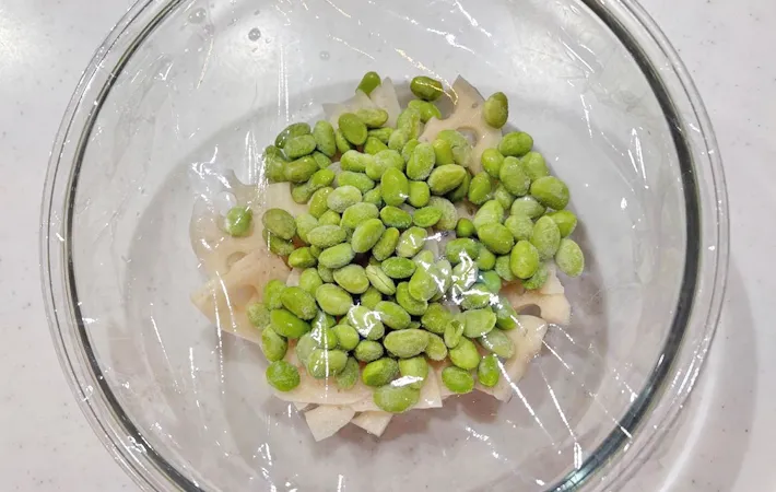 『レンコンと枝豆のサラダ』を作る写真（撮影：エニママ）