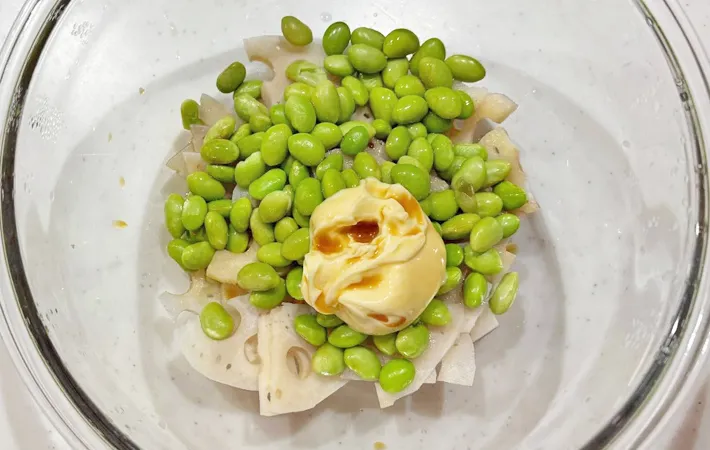 『レンコンと枝豆のサラダ』を作る写真（撮影：エニママ）