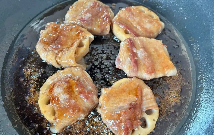 『レンコンの肉巻き』を作る写真（撮影：エニママ）