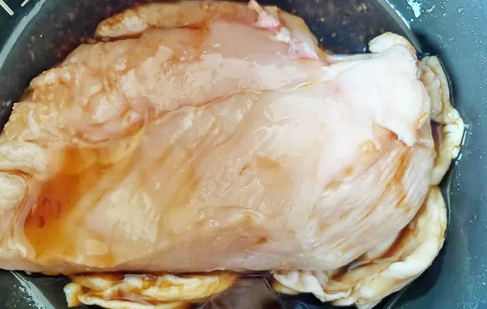 『鶏チャーシュー』を作る写真（撮影：エニママ）