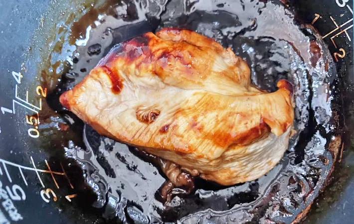 『鶏チャーシュー』を作る写真（撮影：エニママ）