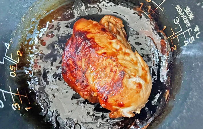 『鶏チャーシュー』を作る写真（撮影：エニママ）