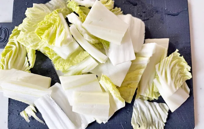 『待つだけでカブと白菜の浅漬け』を作る写真（撮影：エニママ）