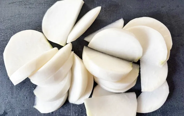 『待つだけでカブと白菜の浅漬け』を作る写真（撮影：エニママ）