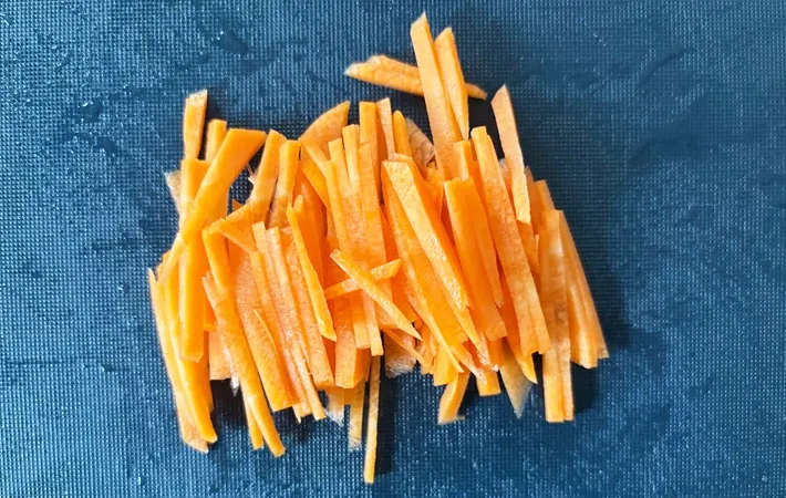 『待つだけでカブと白菜の浅漬け』を作る写真（撮影：エニママ）