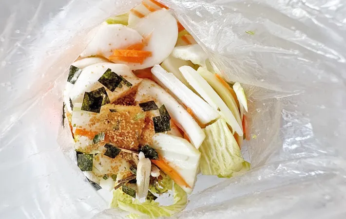 『待つだけでカブと白菜の浅漬け』を作る写真（撮影：エニママ）