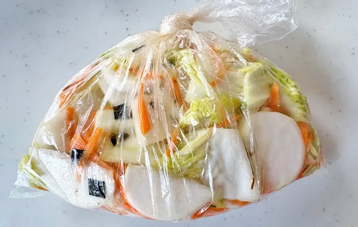 『待つだけでカブと白菜の浅漬け』を作る写真（撮影：エニママ）