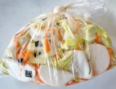 『待つだけでカブと白菜の浅漬け』の作り方の画像(撮影:エニママ)