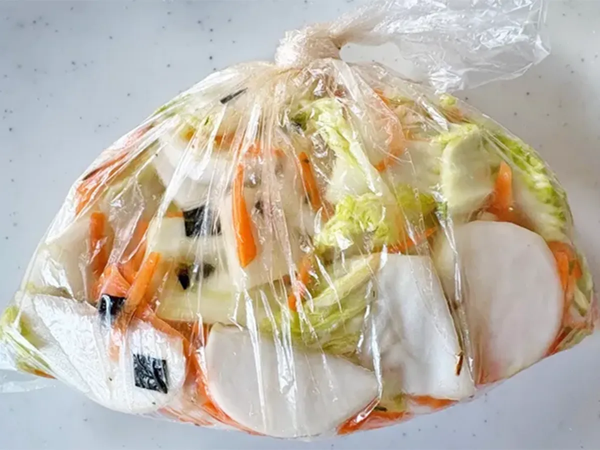 『待つだけでカブと白菜の浅漬け』の作り方の画像（撮影：エニママ）