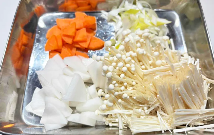 『中華風味噌汁』を作る写真（撮影：エニママ）