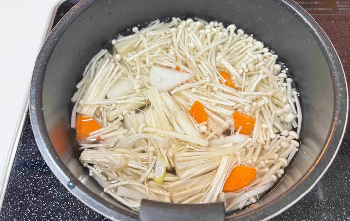 『中華風味噌汁』を作る写真（撮影：エニママ）