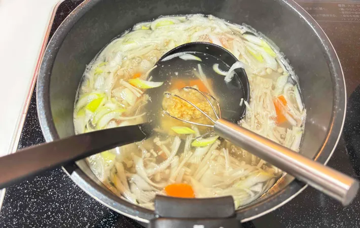 『中華風味噌汁』を作る写真（撮影：エニママ）