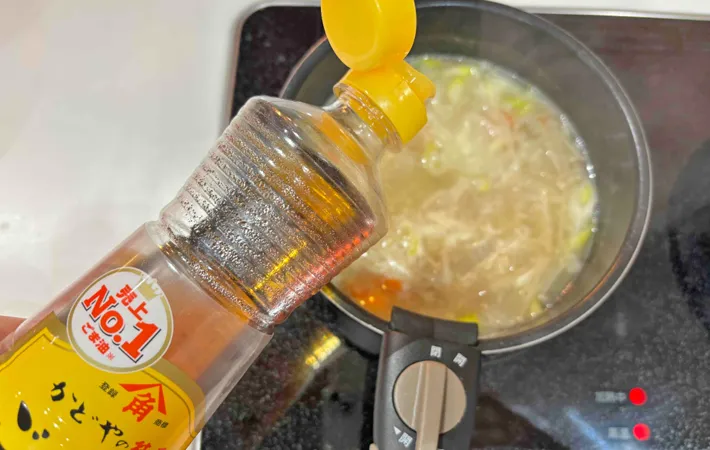 『中華風味噌汁』を作る写真（撮影：エニママ）